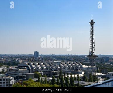 Berlin, Deutschland. August 2024. Das Internationale Kongresszentrum Berlin (ICC Berlin) mit dem Funkturm. Quelle: Jens Kalaene/dpa/Alamy Live News Stockfoto