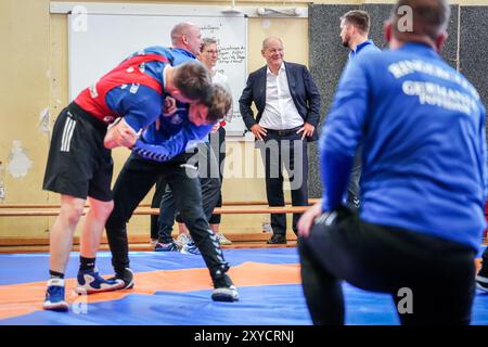 Potsdam, Deutschland. August 2024. Bundeskanzler Olaf Scholz (SPD) besucht als SPD-Bundestagsabgeordneter den Ringerclub RC Germania Potsdam in seinem Wahlkreis. Quelle: Kay Nietfeld/dpa/Alamy Live News Stockfoto