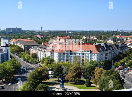 Berlin, Deutschland. August 2024. Blick über den Theodor-Heuss-Platz in Richtung Olympiastadion. Quelle: Jens Kalaene/dpa/Alamy Live News Stockfoto