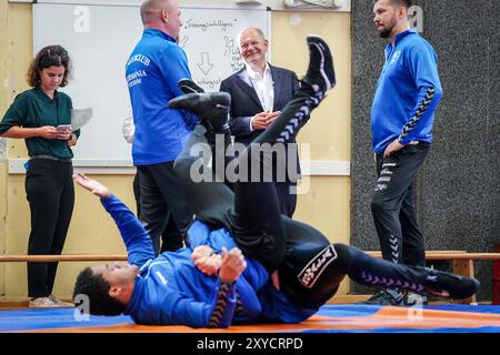 Potsdam, Deutschland. August 2024. Bundeskanzler Olaf Scholz (SPD) besucht als SPD-Bundestagsabgeordneter den Ringerclub RC Germania Potsdam in seinem Wahlkreis. Quelle: Kay Nietfeld/dpa/Alamy Live News Stockfoto