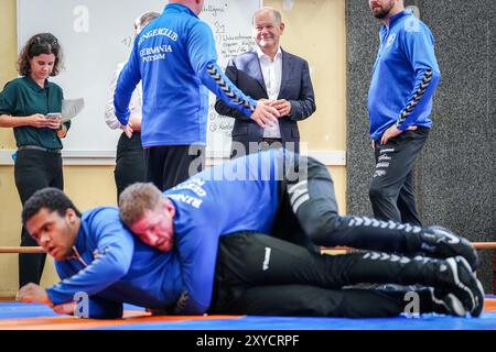Potsdam, Deutschland. August 2024. Bundeskanzler Olaf Scholz (SPD) besucht als SPD-Bundestagsabgeordneter den Ringerclub RC Germania Potsdam in seinem Wahlkreis. Quelle: Kay Nietfeld/dpa/Alamy Live News Stockfoto
