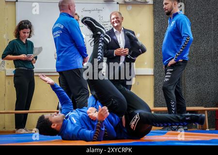 Potsdam, Deutschland. August 2024. Bundeskanzler Olaf Scholz (SPD) besucht als SPD-Bundestagsabgeordneter den Ringerclub RC Germania Potsdam in seinem Wahlkreis. Quelle: Kay Nietfeld/dpa/Alamy Live News Stockfoto