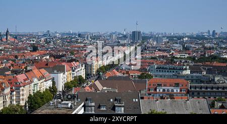 Berlin, Deutschland. August 2024. Blick auf Wohnhäuser in der Bismarckstraße in Richtung Alexanderplatz mit Fernsehturm. Quelle: Jens Kalaene/dpa/Alamy Live News Stockfoto