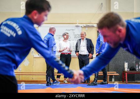 Potsdam, Deutschland. August 2024. Bundeskanzler Olaf Scholz (SPD) besucht als SPD-Bundestagsabgeordneter den Ringerclub RC Germania Potsdam in seinem Wahlkreis. Quelle: Kay Nietfeld/dpa/Alamy Live News Stockfoto