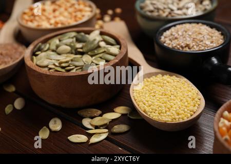 Verschiedene Arten von Samen und Getreide auf Holztisch, Nahaufnahme Stockfoto