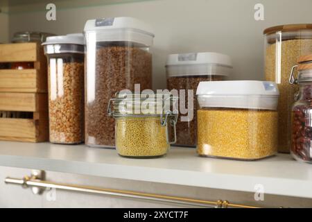 Verschiedene Arten von Getreide und Hülsenfrüchten in Küchen Stockfoto