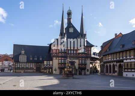 Historisches Rathaus mit neogotischem Stifterbrunnen in Wernigerode, Sachsen-Anhalt, Deutschland, Europa Stockfoto