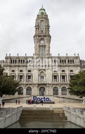 Architektur und Sehenswürdigkeiten Letras do Porto, blaue Schrift mit den Buchstaben Porto vor der Gemeinde Gabinete do Municipe im historischen Zentrum Stockfoto