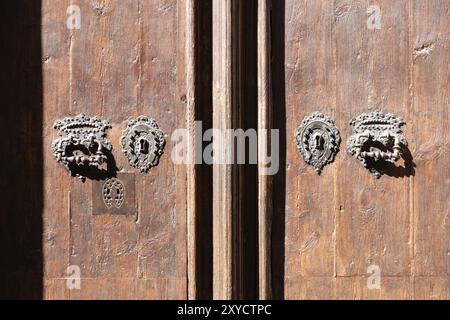 Altes Türschloss und Türklopfer an einer Holztür in Barcelona, Spanien, Europa Stockfoto