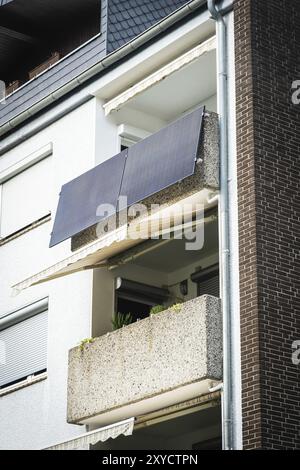 Balkonkraftwerk in einem Wohnblock in Monheim am Rhein, Deutschland, Europa Stockfoto