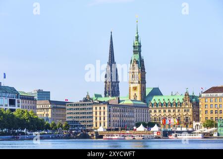 Hamburg, 27. Juli 2018: Schöner Blick auf das Stadtzentrum mit Rathaus und Binnenalster oder Innere Alster, Europa Stockfoto