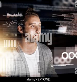 Mann, Daten und Nacht mit Overlay für Analysen, zukünftige Entwicklung oder Statistiken von Dashboards. Junger männlicher Mensch oder Analyst, der spät an futuristischen Arbeiten arbeitet Stockfoto