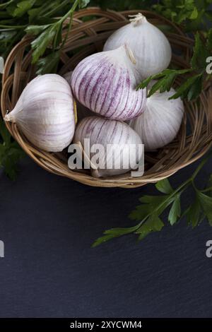 Chinesische solo Knoblauch in einem kleinen Weidenkorb auf hölzernen Hintergrund. Selektiven Fokus Stockfoto