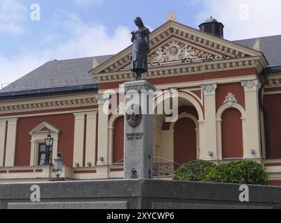 Historisches Stadttheater mit dem Simon-Dach-Brunnen und der Statue der Anne von Tharau. Das Theatertheater Klaip?da (Ev. 1803, aktuelles Gebäude 1857) Stockfoto