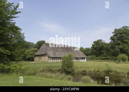 Lyngby, Dänemark, 23. Juni 2016: Ein altes dänisches Fachwerkhaus mit Strohdach, Europa Stockfoto