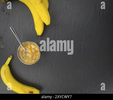 Pürierte Bananen (selektiver Fokus, Nahaufnahme) auf Vintage-Hintergrund Stockfoto