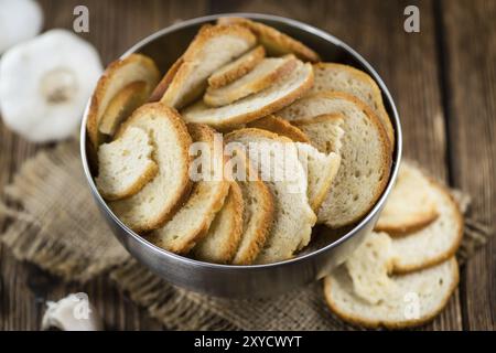 Frisch gebackene Brotchips (Nahaufnahme, selektiver Fokus) Stockfoto