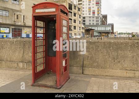 Ipswich, Suffolk, England, Vereinigtes Königreich, 27. Mai, 2017: leere Telefonkabine ohne Tür auf der Bridge Street mit den Gebäuden der Ipswich Waterfront im Hintergrund Stockfoto