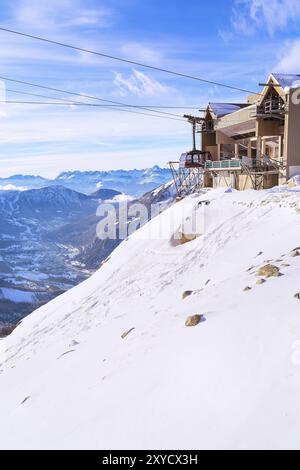 Seilbahn von Chamonix zum Gipfel der Aiguille du Midi und Bergstation hoch in den Bergen Chamonix, Frankreich, Europa Stockfoto