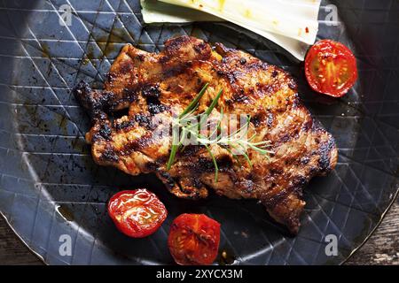 Gegrilltes Schweinesteak in einer eisernen Pfanne Stockfoto