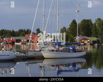 Segeldorf im Gästehafen des Fischerdorfes Essa Stockfoto