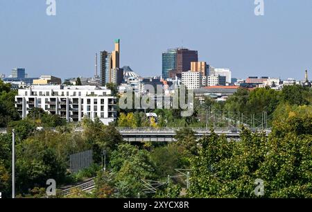 Berlin, Deutschland. August 2024. Blick vom Tempelhof zum Potsdamer Platz und Sony Center. Quelle: Jens Kalaene/dpa/Alamy Live News Stockfoto