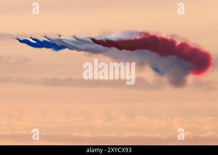 Paris, Frankreich. August 2024. Tornados fliegen während der Eröffnungszeremonie der Paralympics über den Place de la Concorde und sprühen die französischen Nationalfarben. Frank Molter/dpa/Alamy Live News Stockfoto