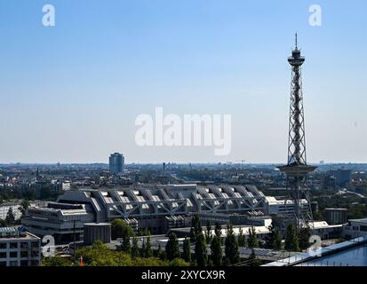 Berlin, Deutschland. August 2024. Das Internationale Kongresszentrum Berlin (ICC Berlin) mit dem Funkturm. Quelle: Jens Kalaene/dpa/Alamy Live News Stockfoto