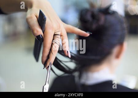 Friseur schneiden client Haare im Schönheitssalon. Schönheit Konzept. Nahaufnahme Stockfoto