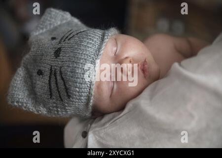 Baby Boy beim Einschlafen in den Armen der Mutter Stockfoto