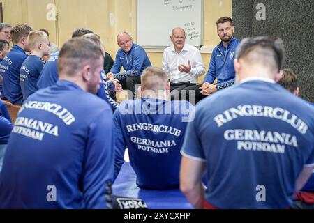 Potsdam, Deutschland. August 2024. Bundeskanzler Olaf Scholz (SPD) besucht als SPD-Bundestagsabgeordneter den Ringerclub RC Germania Potsdam in seinem Wahlkreis. Quelle: Kay Nietfeld/dpa/Alamy Live News Stockfoto