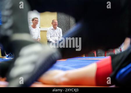 Potsdam, Deutschland. August 2024. Bundeskanzler Olaf Scholz (SPD) besucht als SPD-Bundestagsabgeordneter den Ringerclub RC Germania Potsdam in seinem Wahlkreis. Quelle: Kay Nietfeld/dpa/Alamy Live News Stockfoto