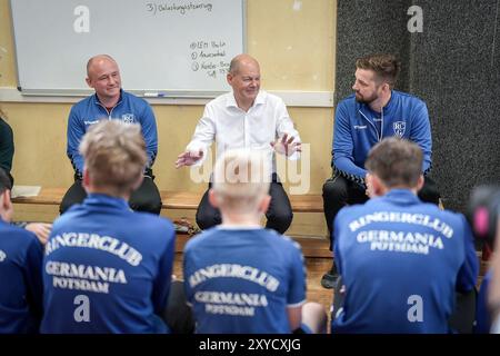 Potsdam, Deutschland. August 2024. Bundeskanzler Olaf Scholz (SPD) besucht als SPD-Bundestagsabgeordneter den Ringerclub RC Germania Potsdam in seinem Wahlkreis. Quelle: Kay Nietfeld/dpa/Alamy Live News Stockfoto