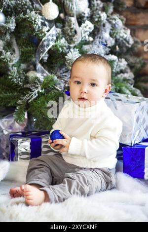 Lustige einjähriges Baby Baby junge auf hellen festlichen Hintergrund. Christas Zeit Stockfoto