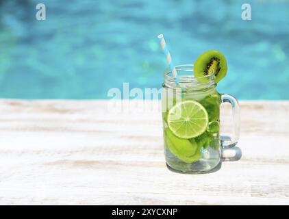 Hausgemachte Limonade auf Holz- Hintergrund. Nahaufnahme Stockfoto