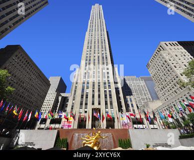 NEW YORK, 5. SEPTEMBER: Rockefeller Center Tower am 5. September 2010 in New YORK. Das Rockefeller Center ist ein Komplex aus 19 Geschäftsgebäuden, die von der erbaut wurden Stockfoto