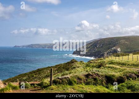 Blick entlang der kornischen Küste in der Nähe des Leuchtturms Pendeen, mit blauem Himmel über der Küste Stockfoto