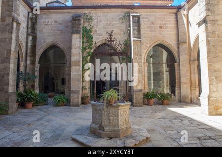 Coria, Spanien - 31. August 2023: Kathedrale unserer Lieben Frau von Himmelfahrt, Caceres, Spanien. Kreuzgang aus dem 14. Jahrhundert Stockfoto