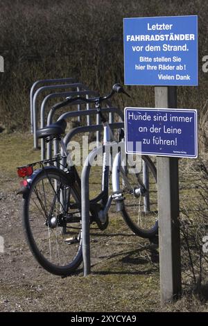 Letzter Fahrradstand vor dem Strand Stockfoto