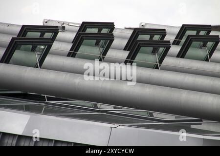 Oberlichter und Röhren auf einem Dach Stockfoto