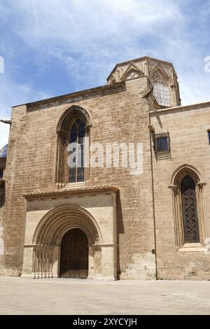 Kathedrale-Basilika der Himmelfahrt unserer Lieben Frau von Valencia, Blick vom Almoina-Platz. Die Kathedrale wurde zwischen 1252 und 1482 an der Stelle einer errichtet Stockfoto