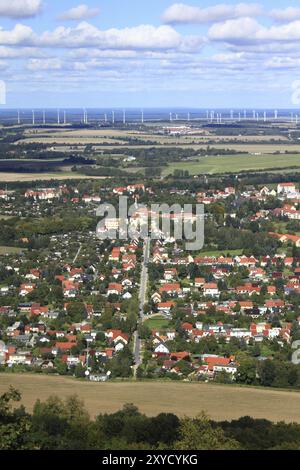 Ökologische Stadt Goerlitz in Deutschland und Windräder am Horizont Stockfoto