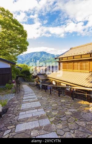 Bergblick am südlichen Eingang der Magome Stadt an der alten, historischen Magome-Tsumago Nakasendo Trail im Kiso Tal, Japan. Vertikale Stockfoto