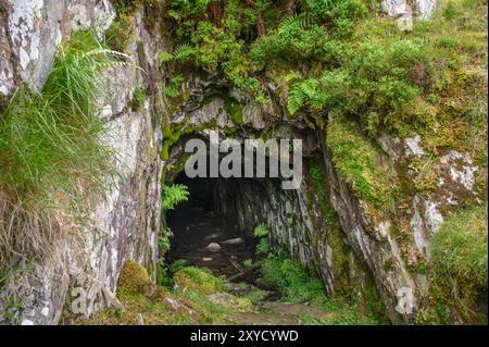 Der alte Minenstollen an den Hängen der Höhle im Duddon Valley von Cumbria Stockfoto