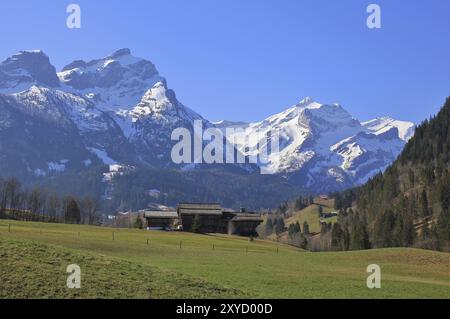 Frühlingstag im Berner Oberland. Schneebedeckte Berge Schlauchhorn und Oldenhorn. Landschaft in Gsteig bei Gstaad, Schweiz, Europa Stockfoto