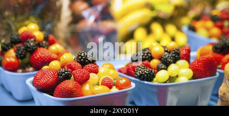 Beeren und Früchte auf einem öffentlichen Markt in Vancouver, Kanada Stockfoto