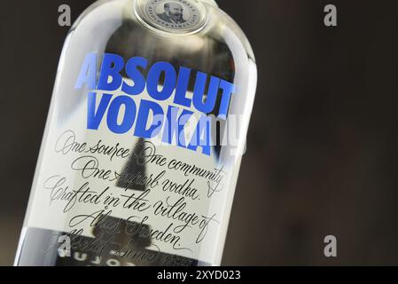 Absolut Vodka ist eine Wodka-Marke, die in der Nähe von aHUS in Schweden hergestellt wird. Im Besitz des französischen Konzerns Pernod Ricard ist es eine der größten alkoholischen spir-Marken Stockfoto