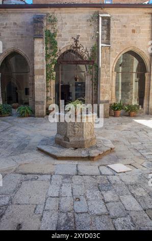 Coria, Spanien - 31. August 2023: Kathedrale unserer Lieben Frau von Himmelfahrt, Caceres, Spanien. Kreuzgang aus dem 14. Jahrhundert Stockfoto