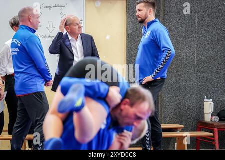 Potsdam, Deutschland. August 2024. Bundeskanzler Olaf Scholz (SPD) besucht als SPD-Bundestagsabgeordneter den Ringerclub RC Germania Potsdam in seinem Wahlkreis. Quelle: Kay Nietfeld/dpa/Alamy Live News Stockfoto