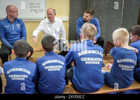 Potsdam, Deutschland. August 2024. Bundeskanzler Olaf Scholz (SPD) besucht als SPD-Bundestagsabgeordneter den Ringerclub RC Germania Potsdam in seinem Wahlkreis. Quelle: Kay Nietfeld/dpa/Alamy Live News Stockfoto